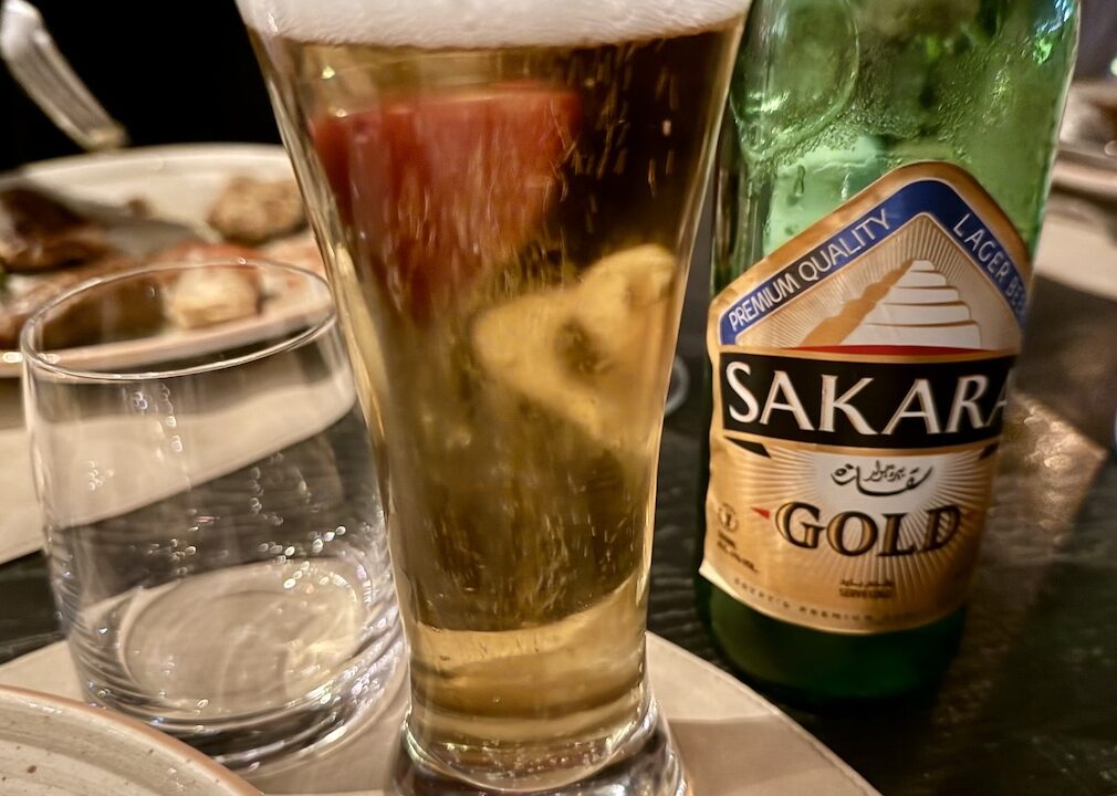 エジプトのビール「SAKARA GOLD」とグラス