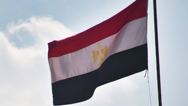 青空に翻るエジプト国旗
