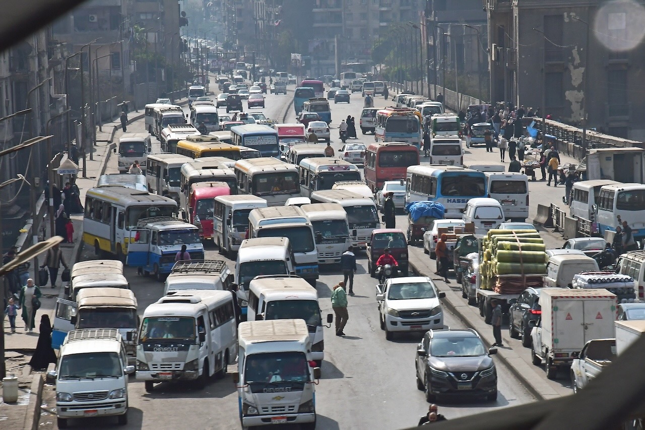 市場へ向かう雑踏と渋滞の交錯するカイロの道路