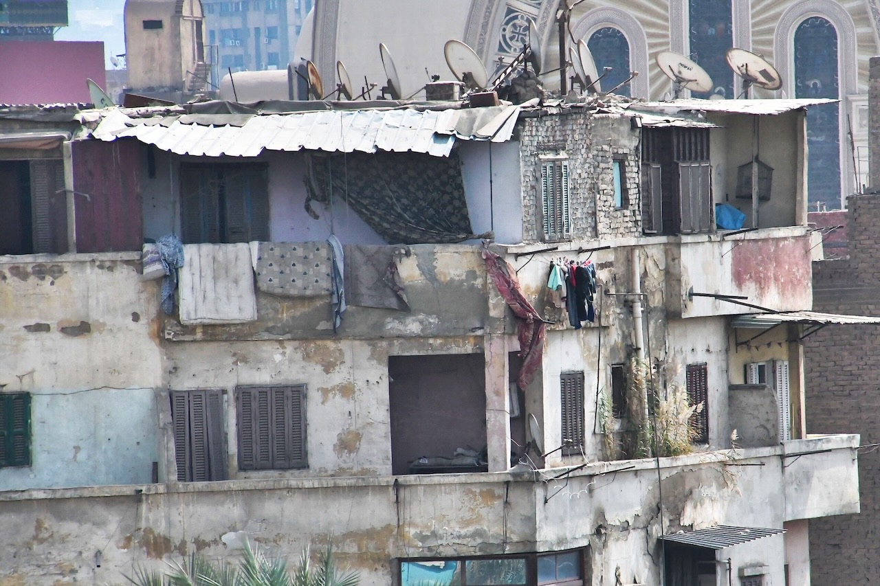 老朽化した集合住宅と屋上の衛星アンテナ