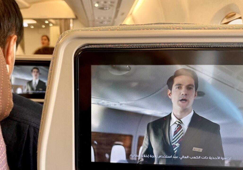 離陸前、飛行機内のモニターに映るCAの案内映像