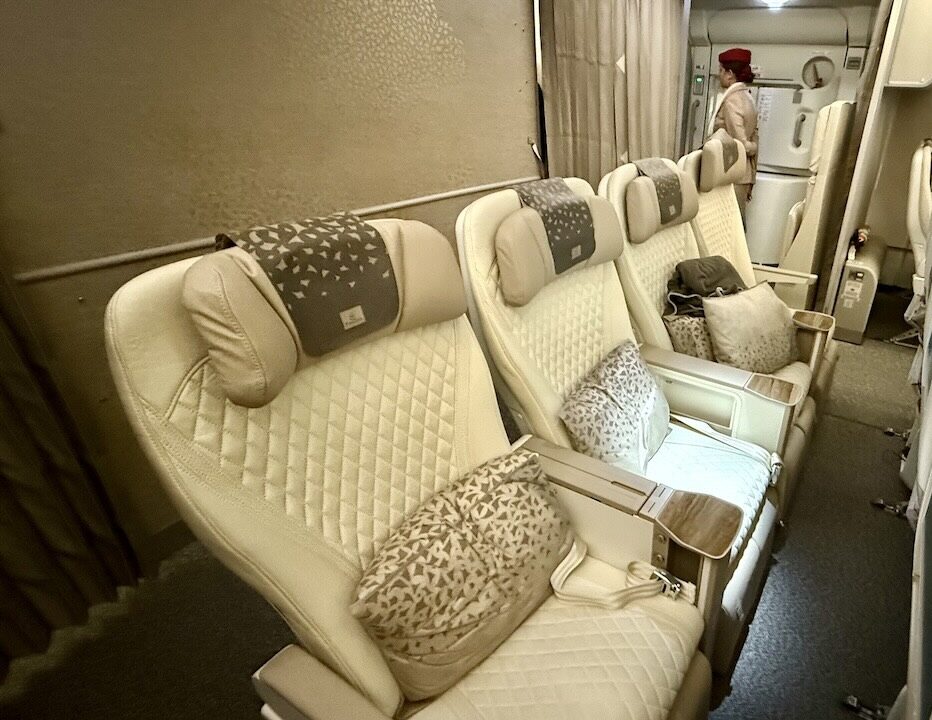 プレミアムエコノミーの座席が並ぶ機内