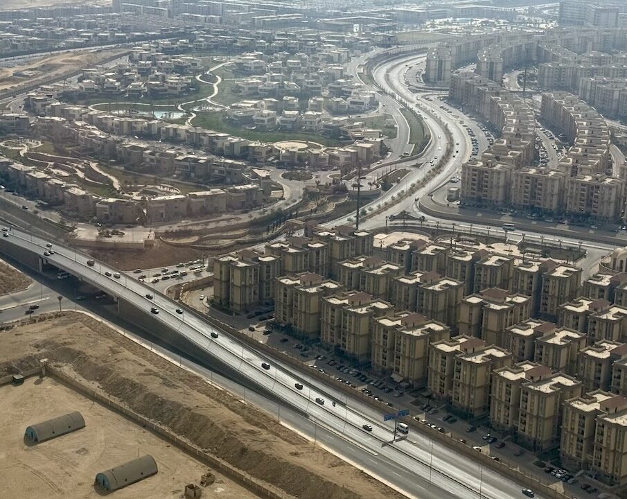 空から見たエジプトの都市部と団地群