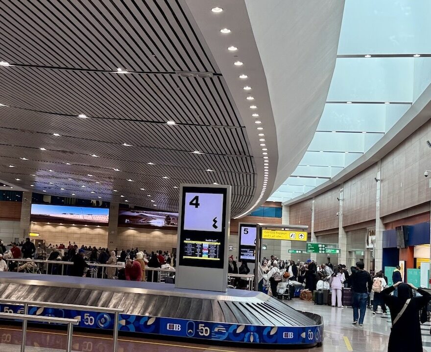 カイロ空港のターンテーブルと到着客