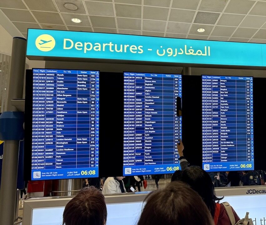 出発便の情報が並ぶ空港内ディスプレイ