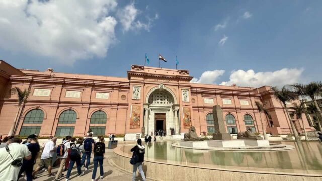 カイロ考古学博物館に入場する観光客とスフィンクス像