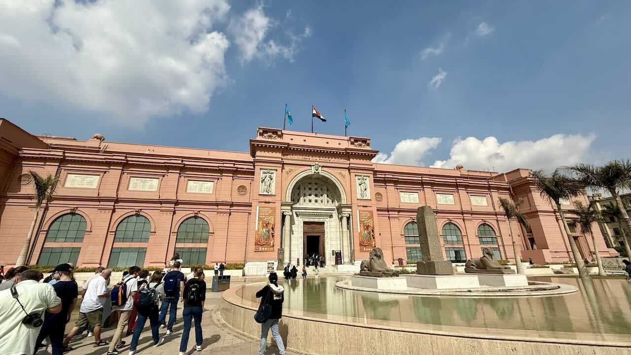 カイロ考古学博物館に入場する観光客とスフィンクス像
