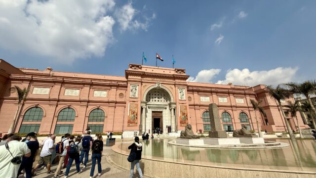 カイロ考古学博物館に入場する観光客とスフィンクス像