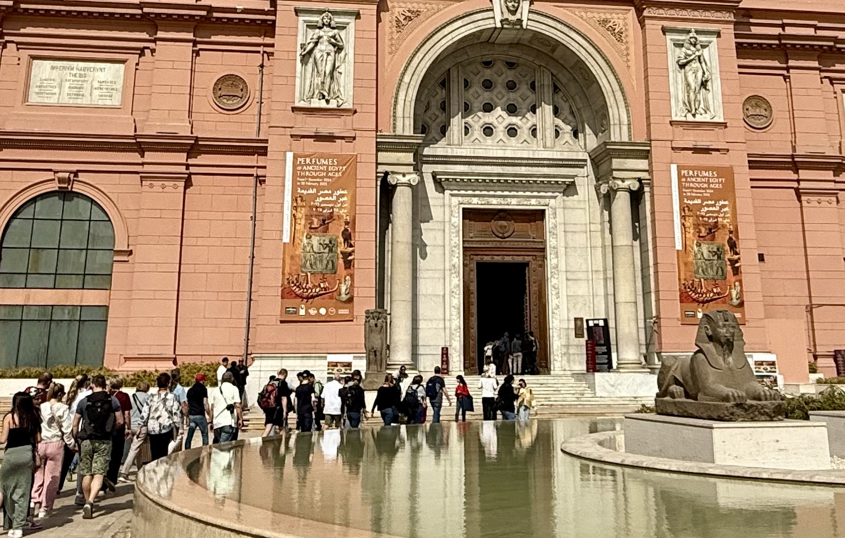 カイロ考古学博物館に入場する観光客とスフィンクス像
