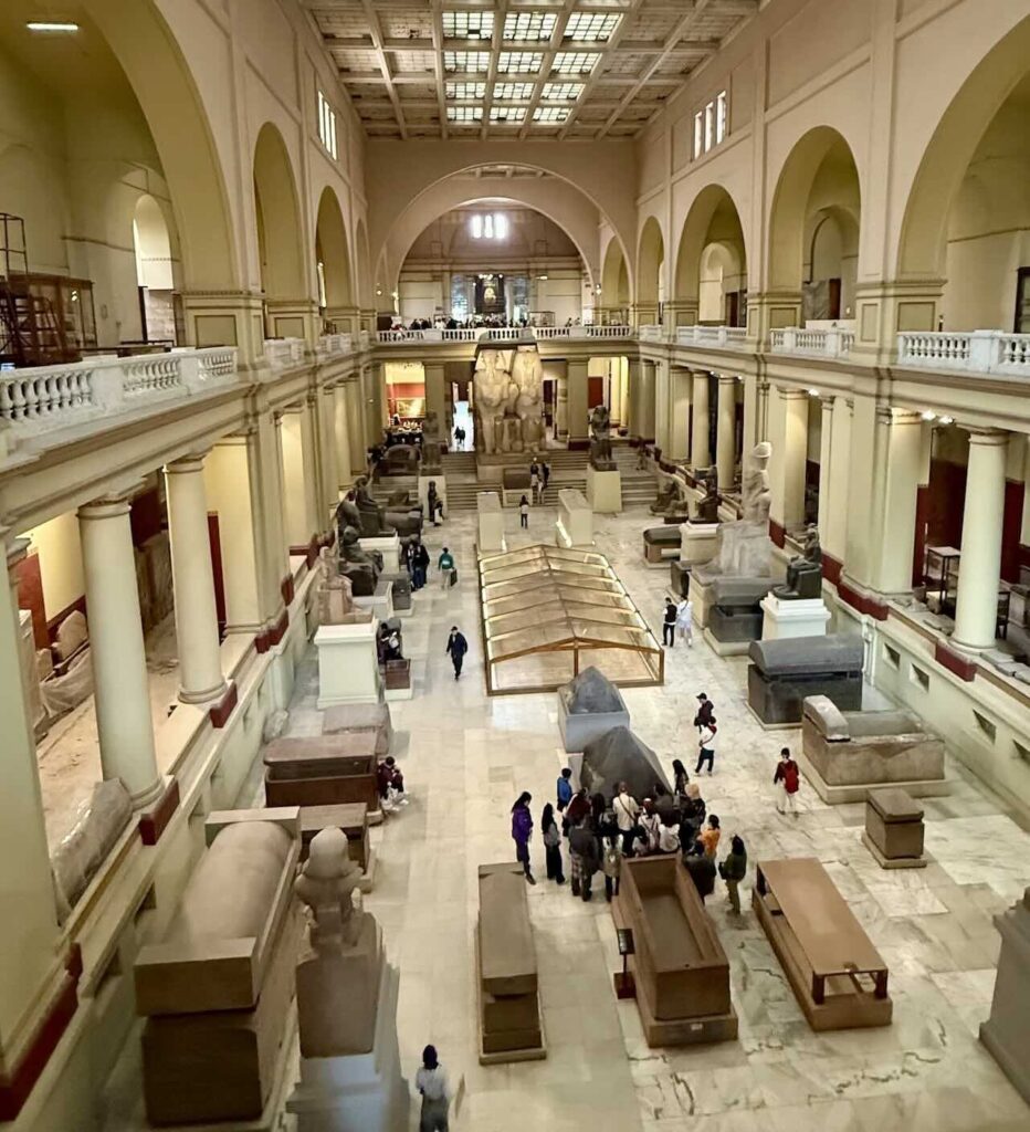 カイロ考古学博物館内部のホールを上階から見下ろす