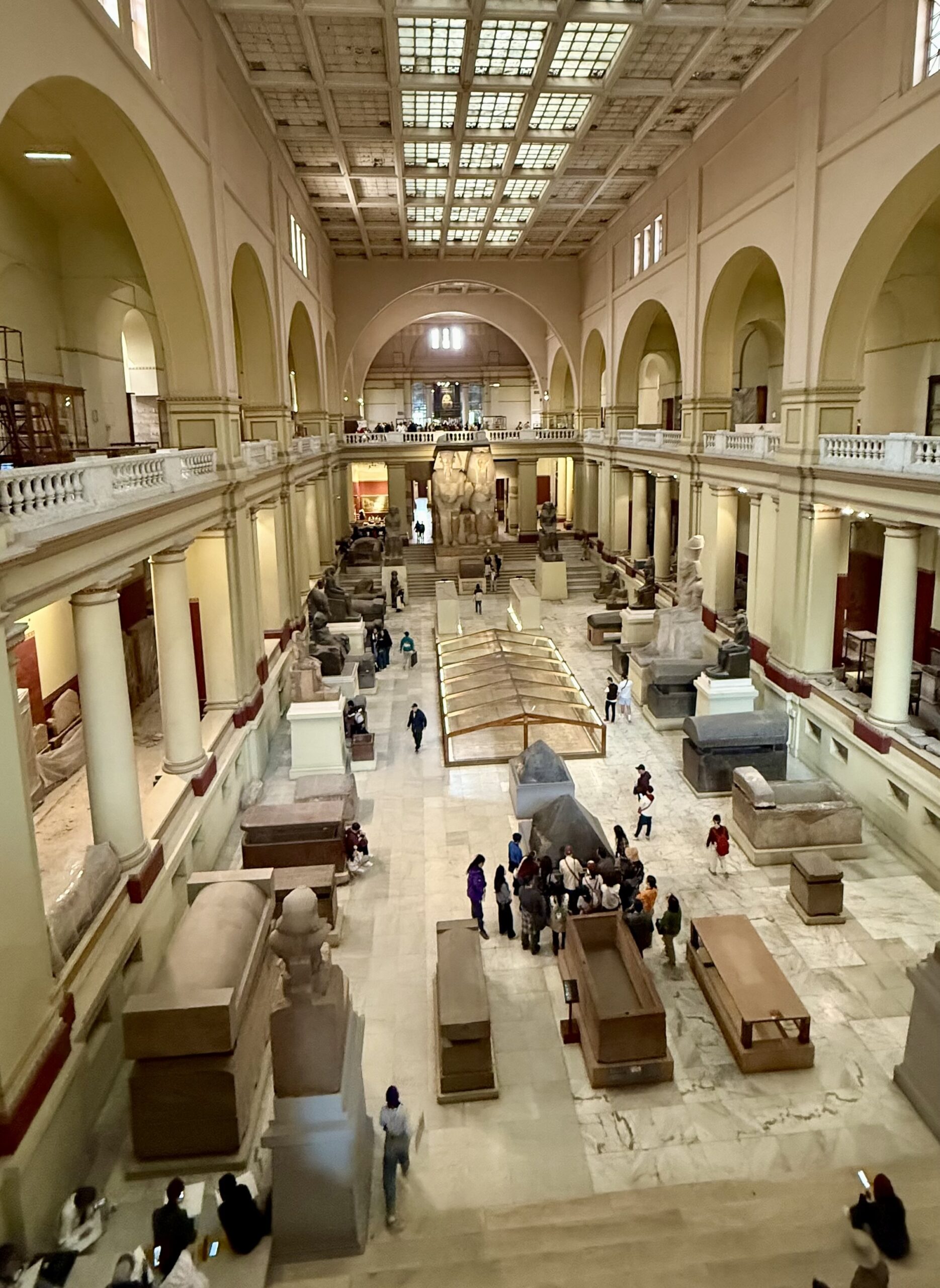 カイロ考古学博物館内部のホールを上階から見下ろす