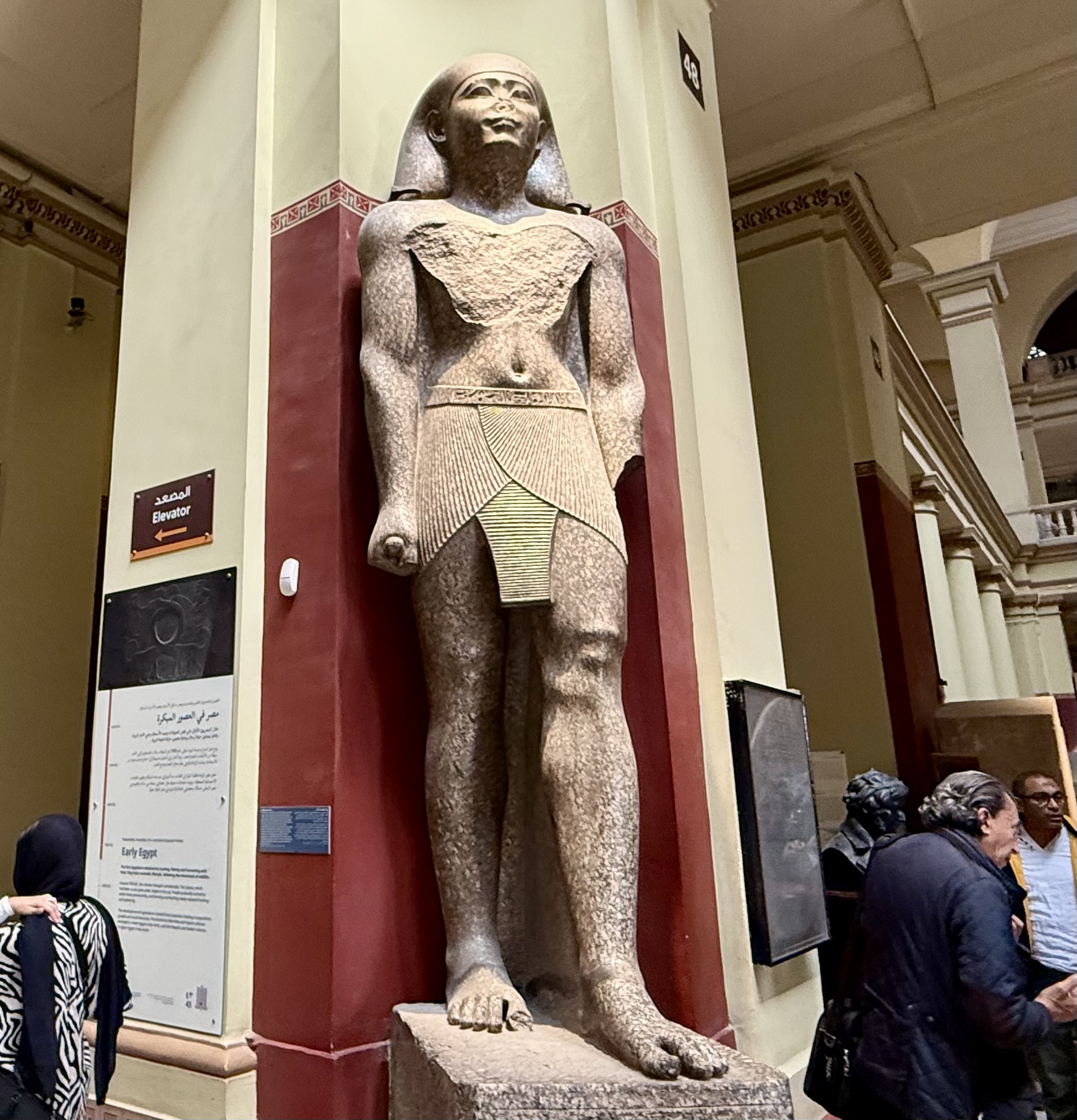 クロスした腕と片足を前に出した王の石像