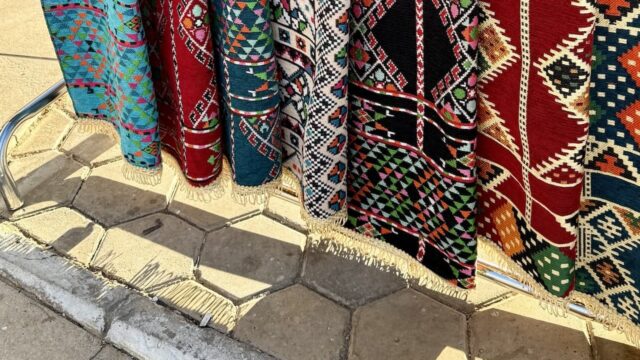 エジプトの絨毯店で見かけた絨毯の模様と房