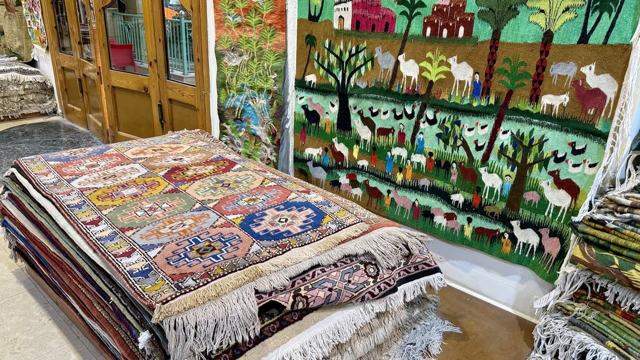 エジプトのツアーで訪れた絨毯店の店内