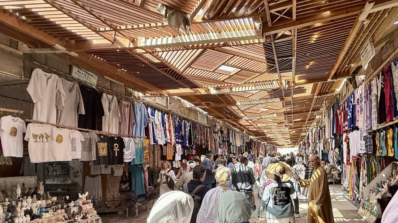 王家の谷周辺のお土産商店街の様子