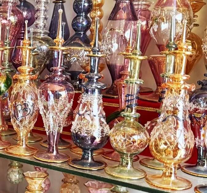 エジプトの香水店に並ぶガラス細工