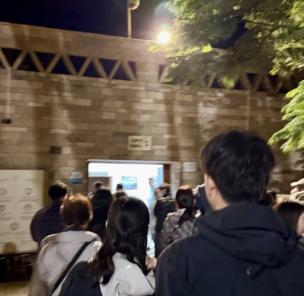 ラムセスデー当日、まだ暗いうちから入口へ向かう観光客たち