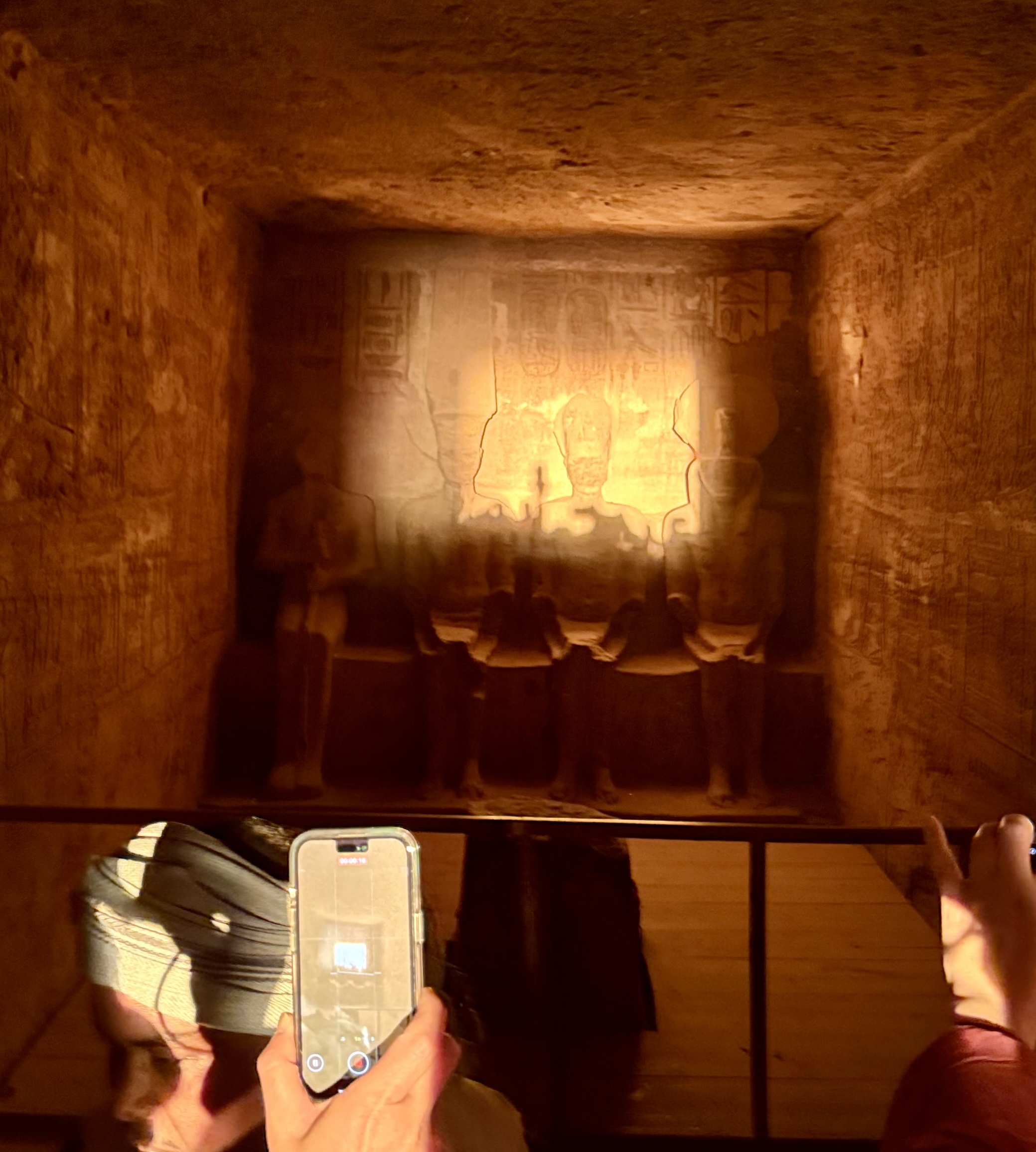 神殿の出口から差し込む朝日と観光客のシルエット