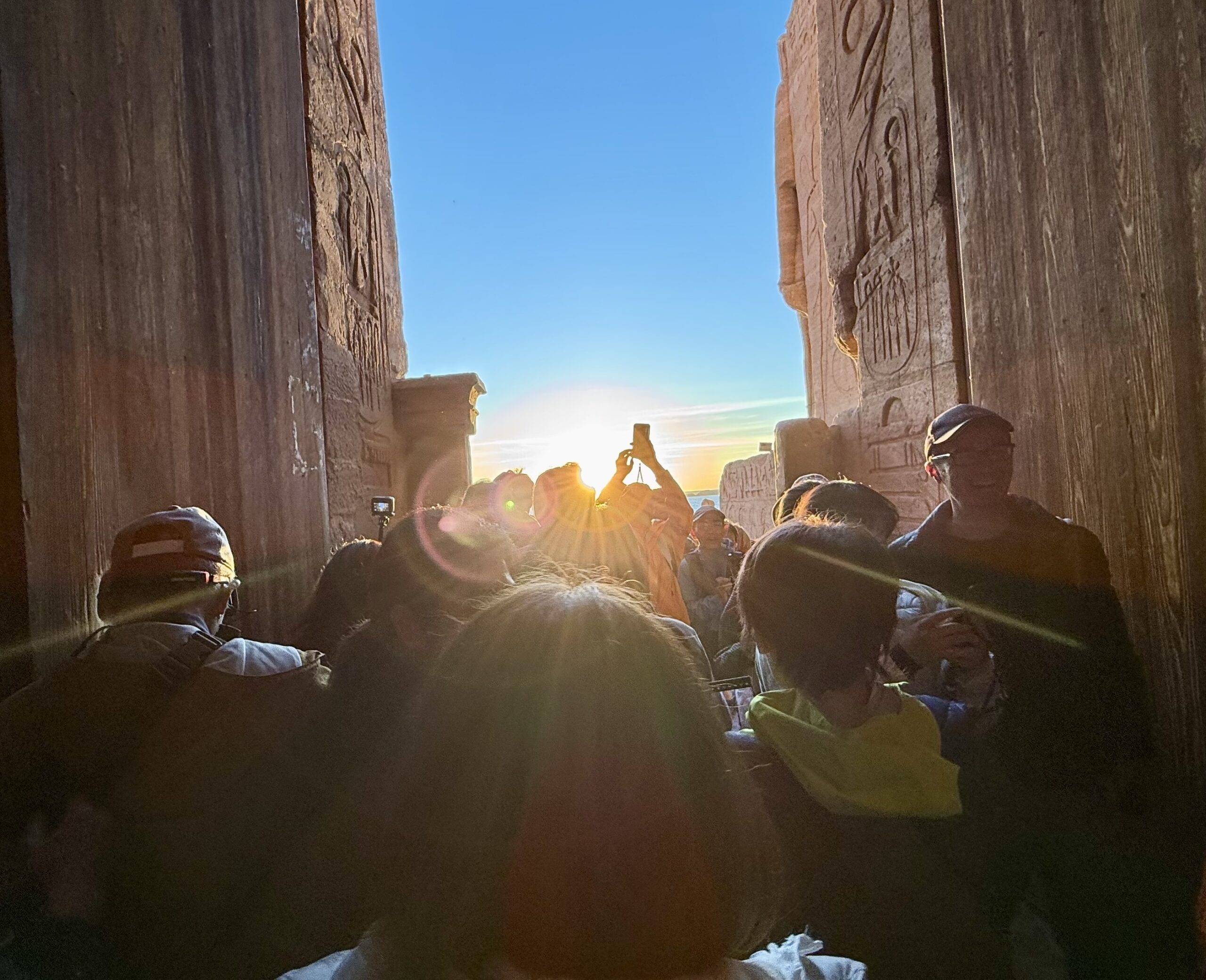 脱出直後、まぶしい朝日と人々の解放感