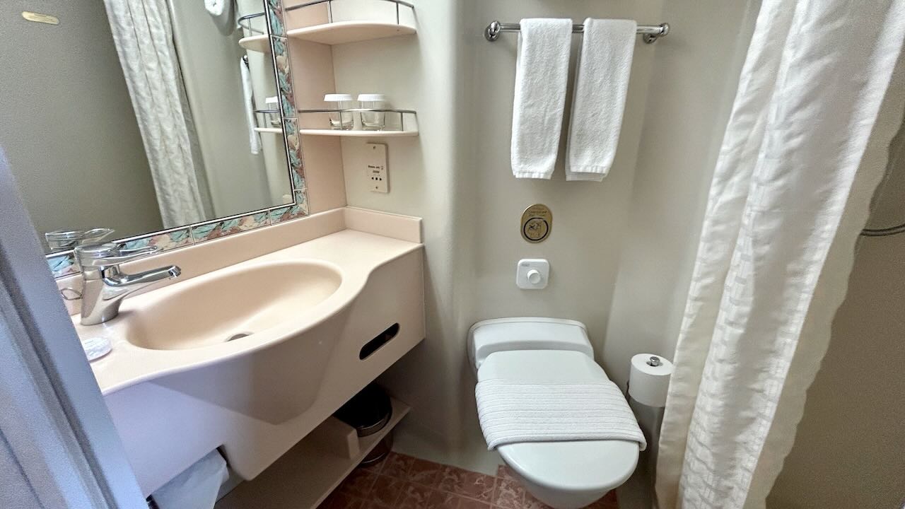 ピースボート船室の洗面室と洗面台の様子