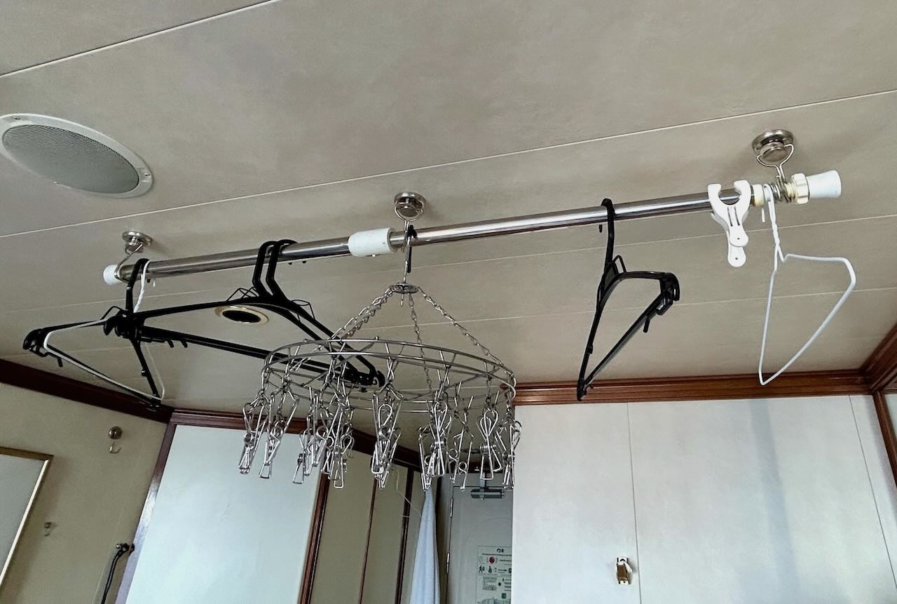 ピースボート船室の天井フックと棒で作った洗濯干しスペース