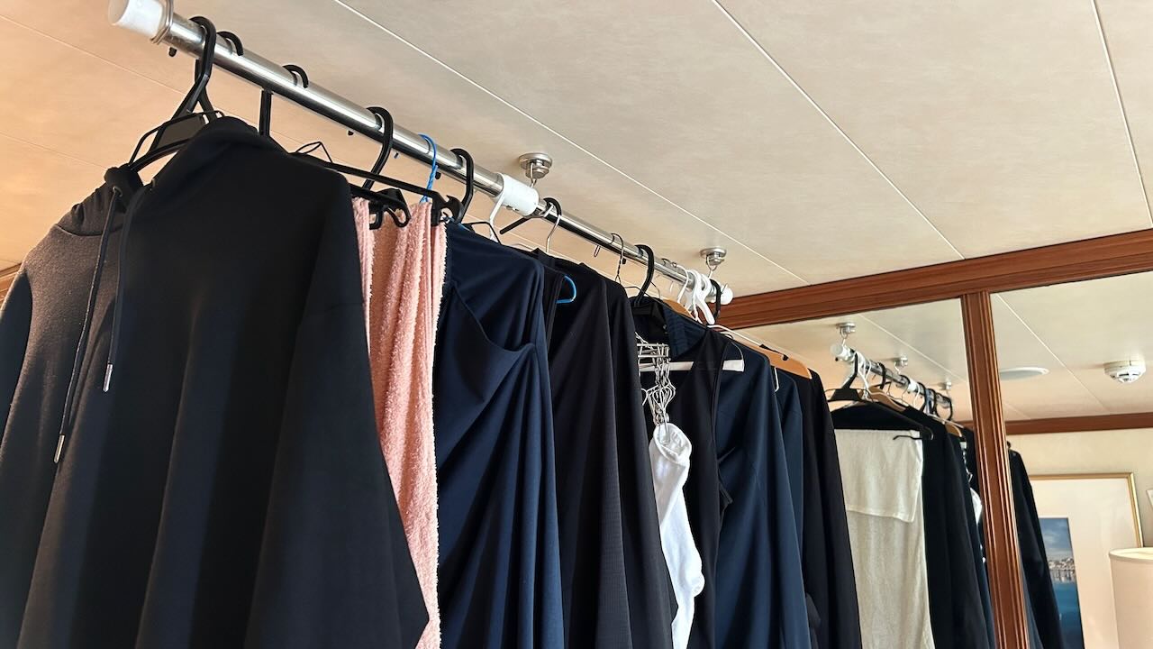 ピースボート船室で洗濯物を大量に部屋干ししている様子