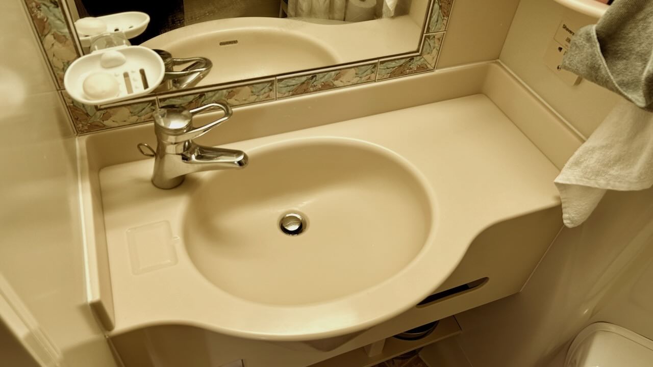 ピースボート船室の洗面台で手洗い洗濯している場所