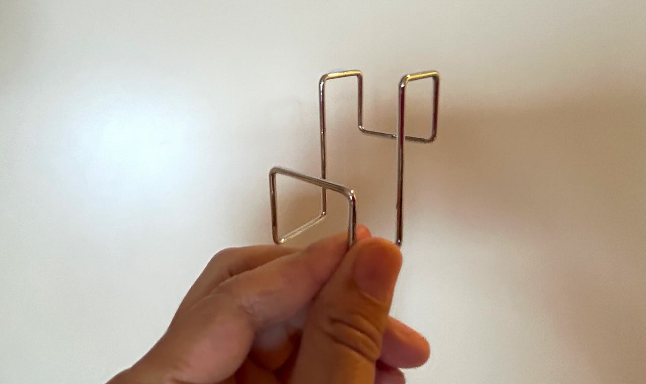 ピースボート船室ドア上フックでバスタオルを干している様子