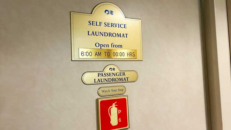 ピースボート船内のコインランドリールーム入口