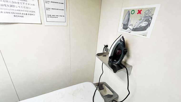 ピースボート船内ランドリー室のアイロン台とアイロン