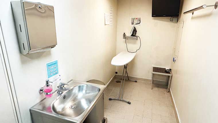 ピースボート船内コインランドリーの洗面台とアイロン台