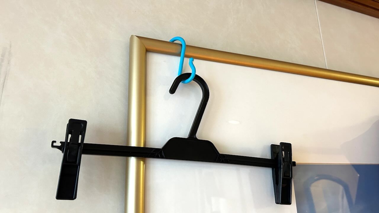 ピースボート船室でS字フックを使って洗濯物を干している様子