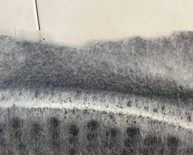 ピースボートの換気口フィルターに付着した黒い汚れの拡大写真