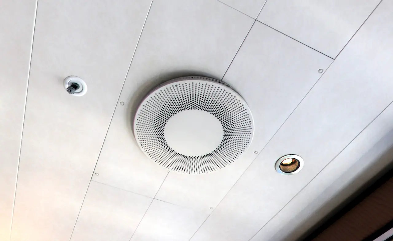 ピースボート船室の換気口（フィルター未使用の通常状態）