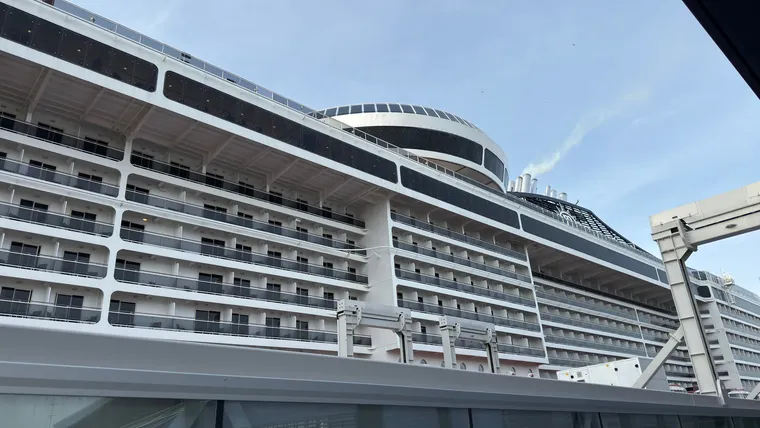 バルセロナ港で見上げたMSCスプレンディダの船体とバルコニー