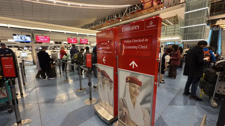 羽田空港のエミレーツ航空チェックインカウンター