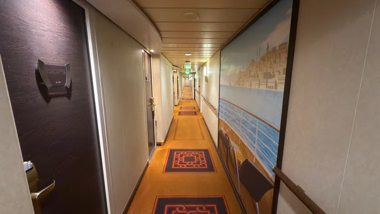 MSCスプレンディダ客室階に続く長い廊下