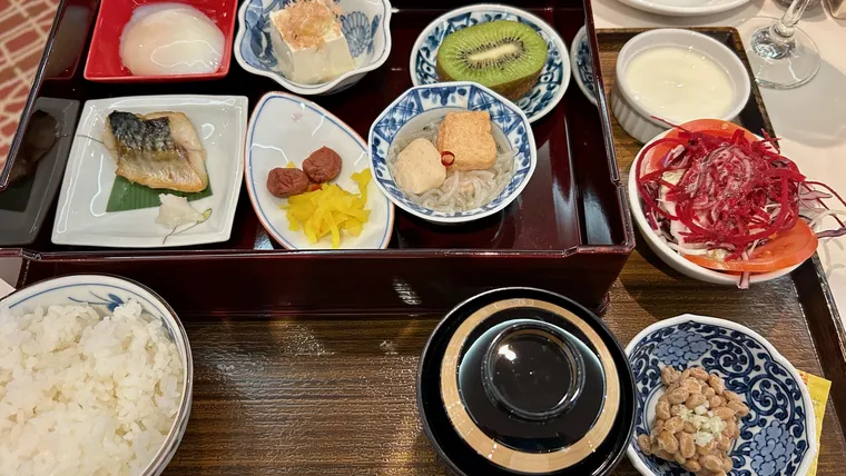 ピースボート船内レストランで提供された和食の食事