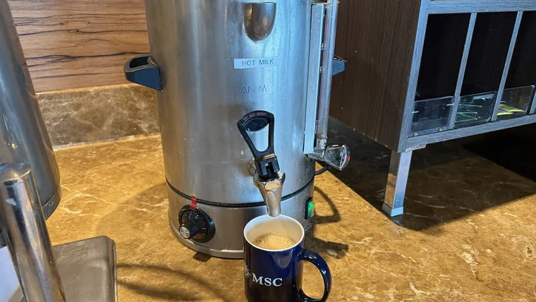 MSCスプレンディダのビュッフェにある飲み物サーバーとマグカップ