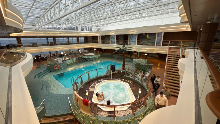 MSCスプレンディダの開閉式屋根付き屋内プール