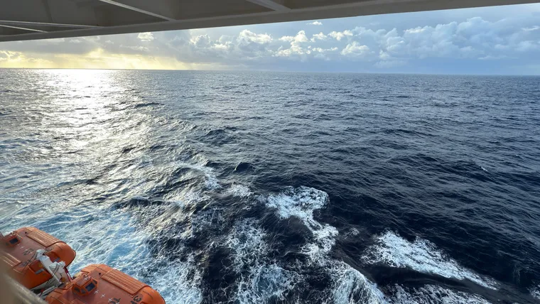 航海日に見た地中海の海
