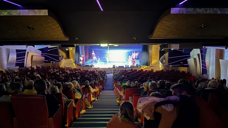 MSCスプレンディダの劇場で上演される船内ショー