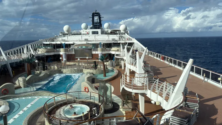 地中海を航行するMSCスプレンディダの屋外プールデッキ