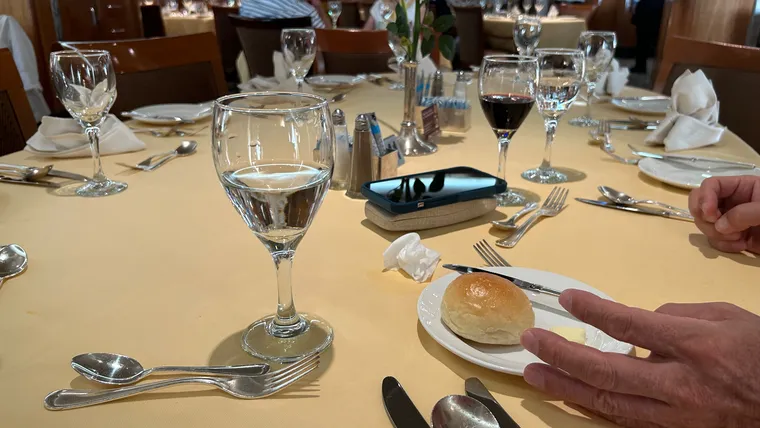 ピースボート船内レストランのテーブル席と食事の雰囲気