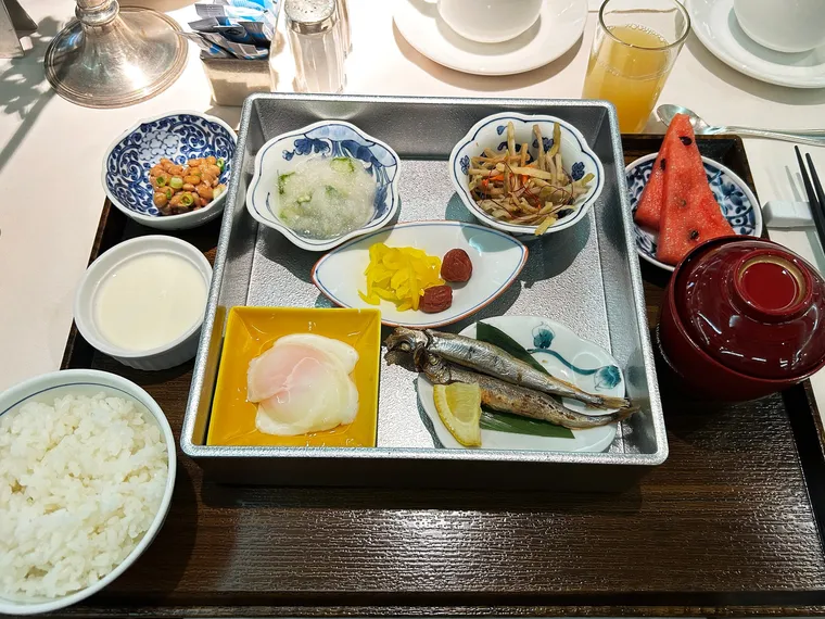 ピースボート船内レストランで提供された和朝食セット