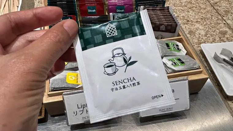 ピースボート船内ビュッフェに置かれた緑茶のティーバッグ