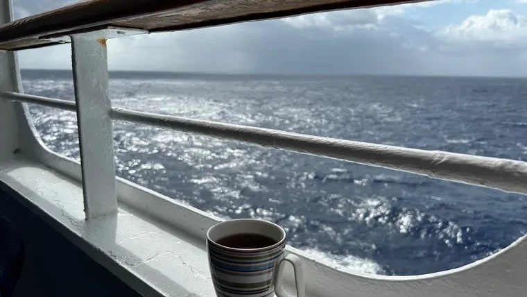 ピースボートのデッキから眺める海と空