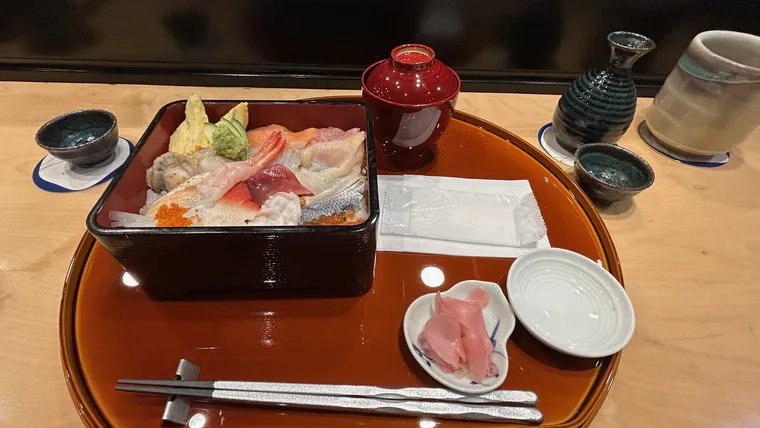 ピースボート船内の有料寿司レストランで食べた海鮮丼