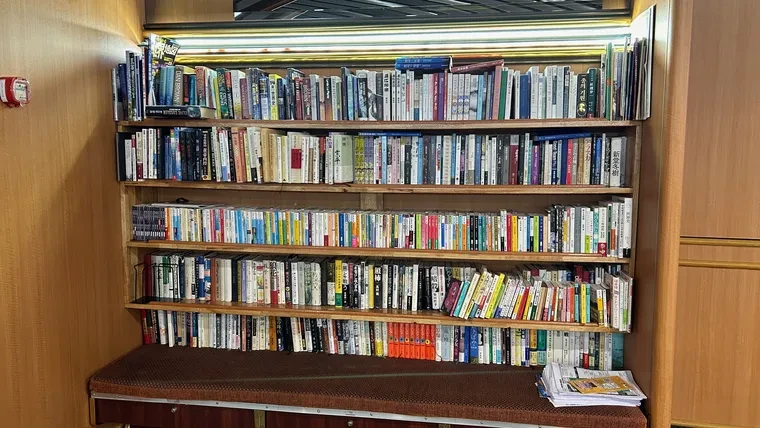 ピースボート船内の図書スペースと本棚