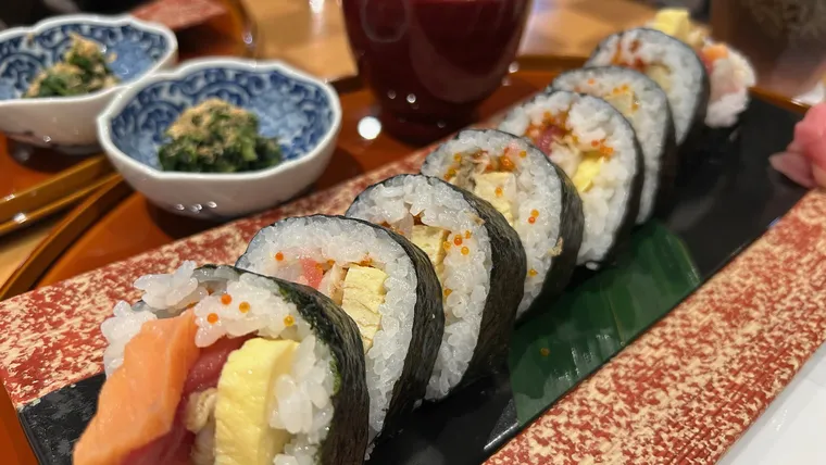 ピースボート船内の有料寿司レストランで食べた寿司ロール